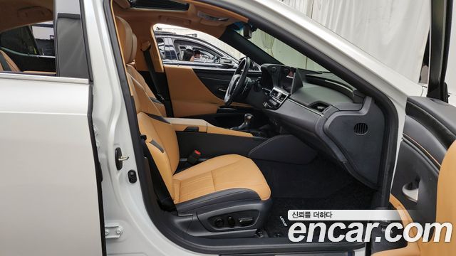 Лексус ES300h 2023 — миниатюра 18