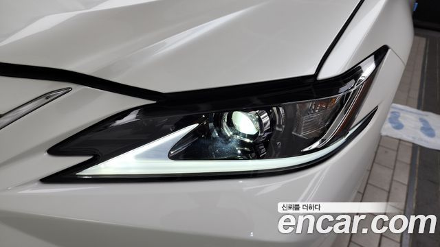 Лексус ES300h 2023 — миниатюра 8