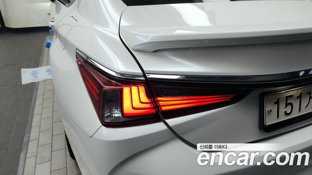 Лексус ES300h 2023 — миниатюра 9