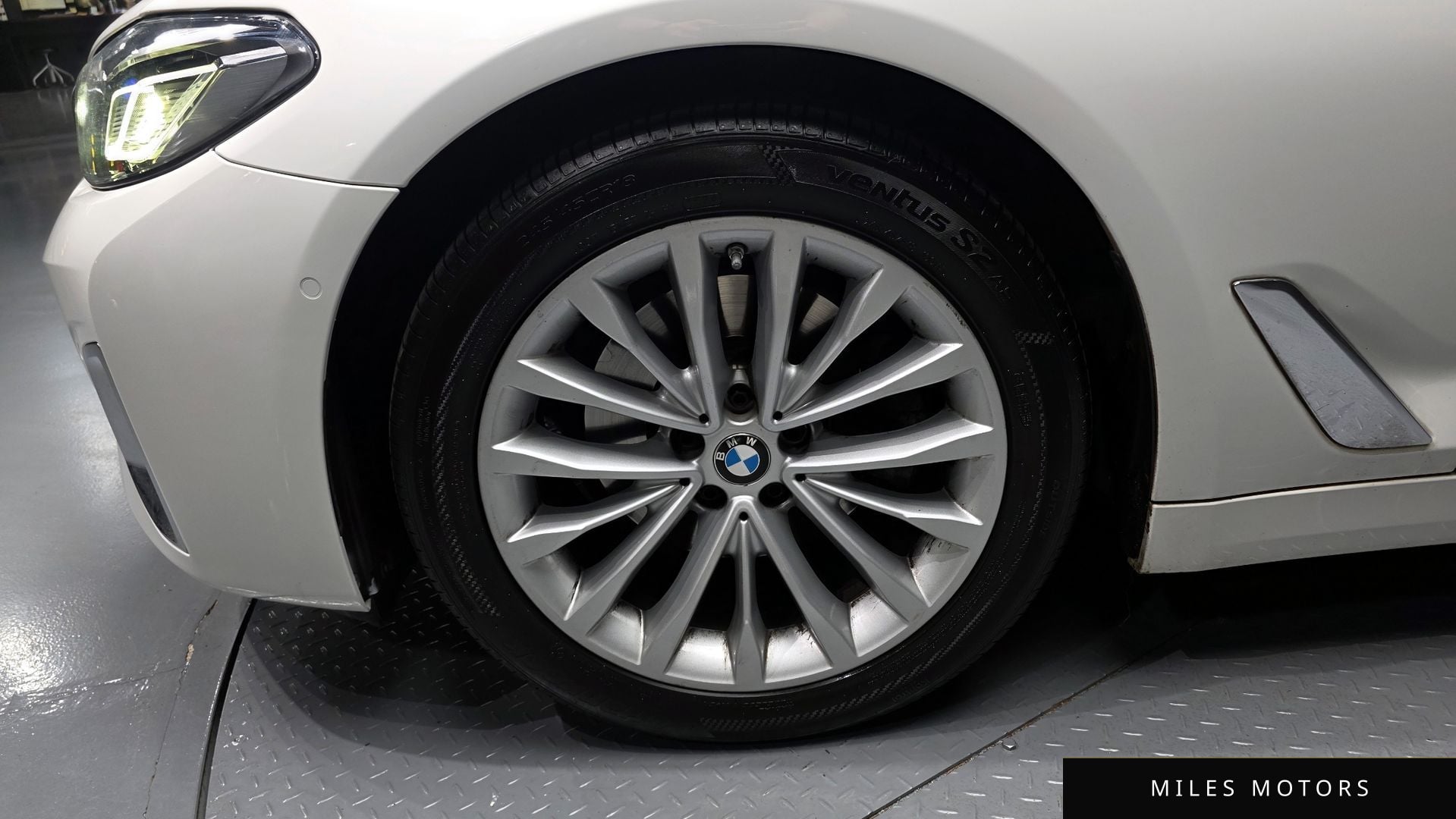 BMW 5 Series (G30) 2022 — миниатюра 5