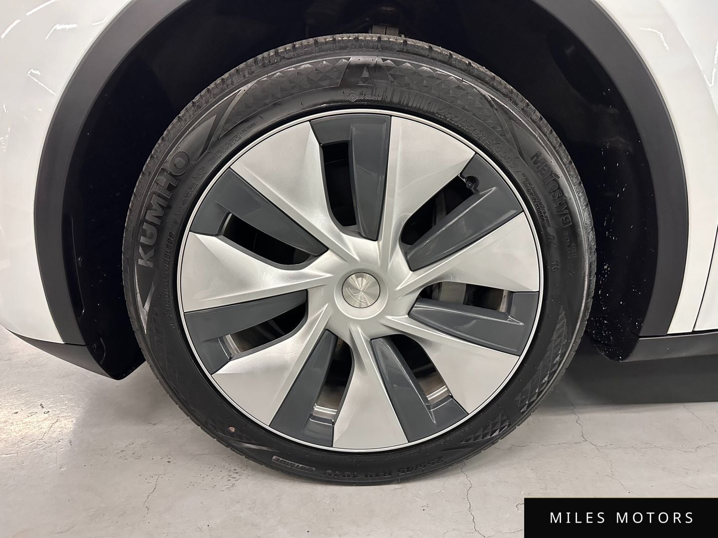 Tesla 모델 Y 2023 — миниатюра 18