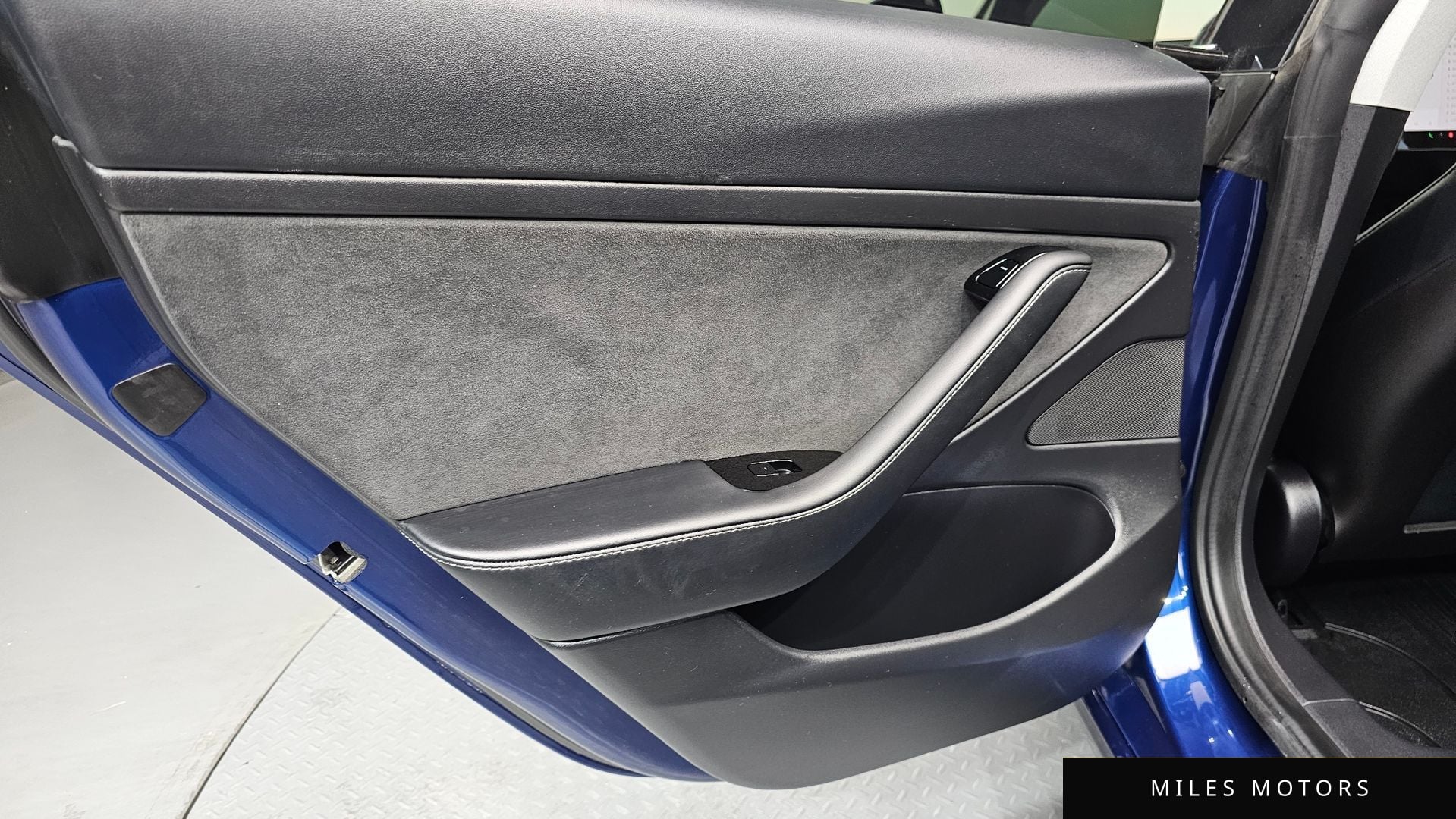 Tesla 모델 3 2020 — миниатюра 15