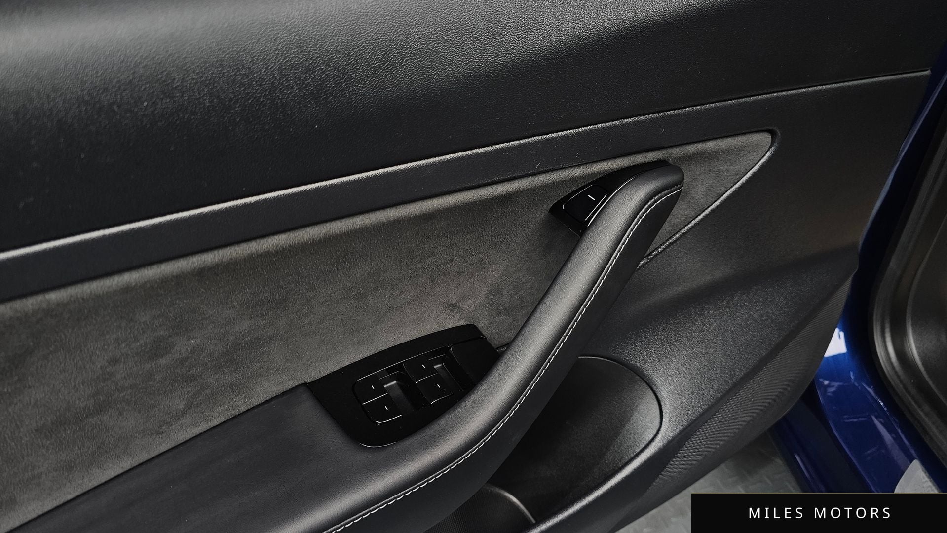 Tesla 모델 3 2020 — миниатюра 16