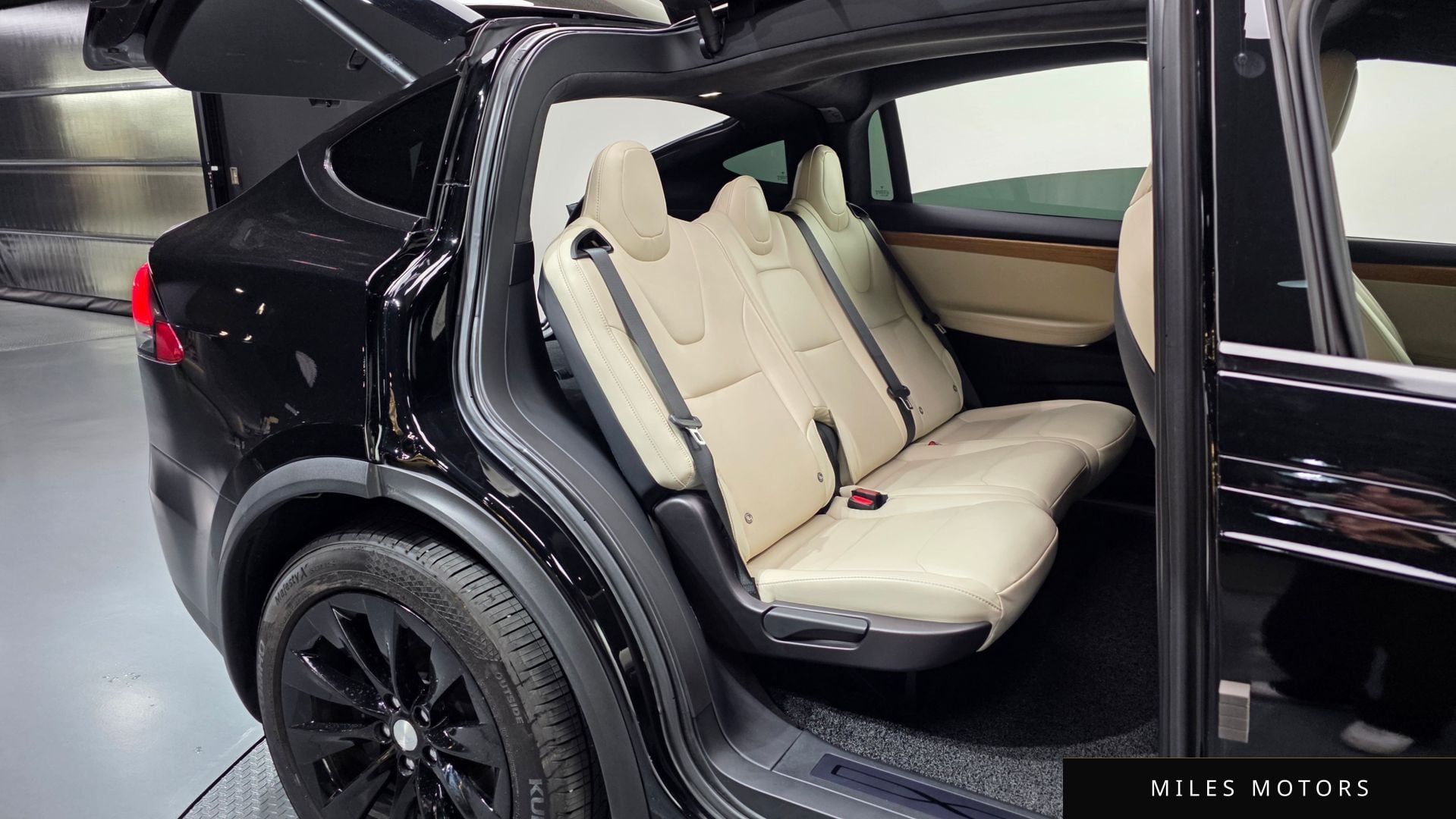 Tesla Model X 2020 — миниатюра 12
