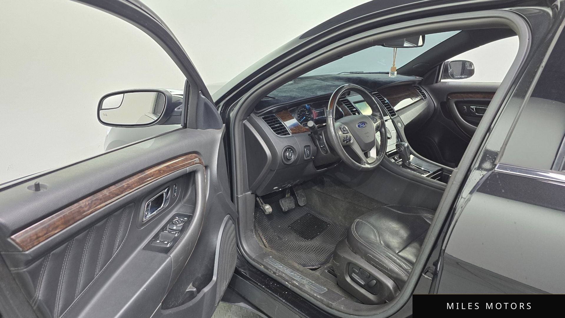 Ford Taurus 2015 — миниатюра 10