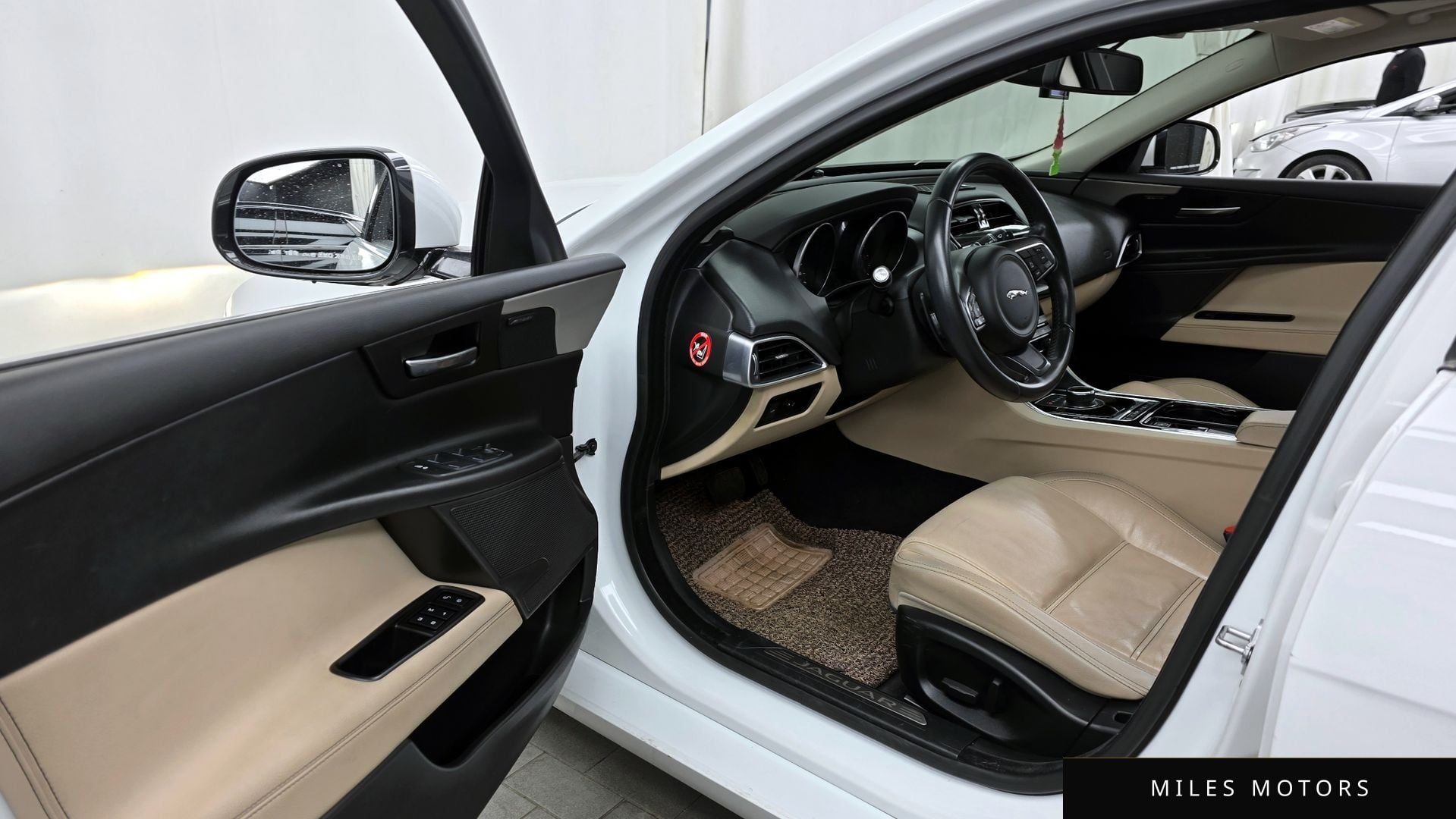 Jaguar XE 2017 — миниатюра 10