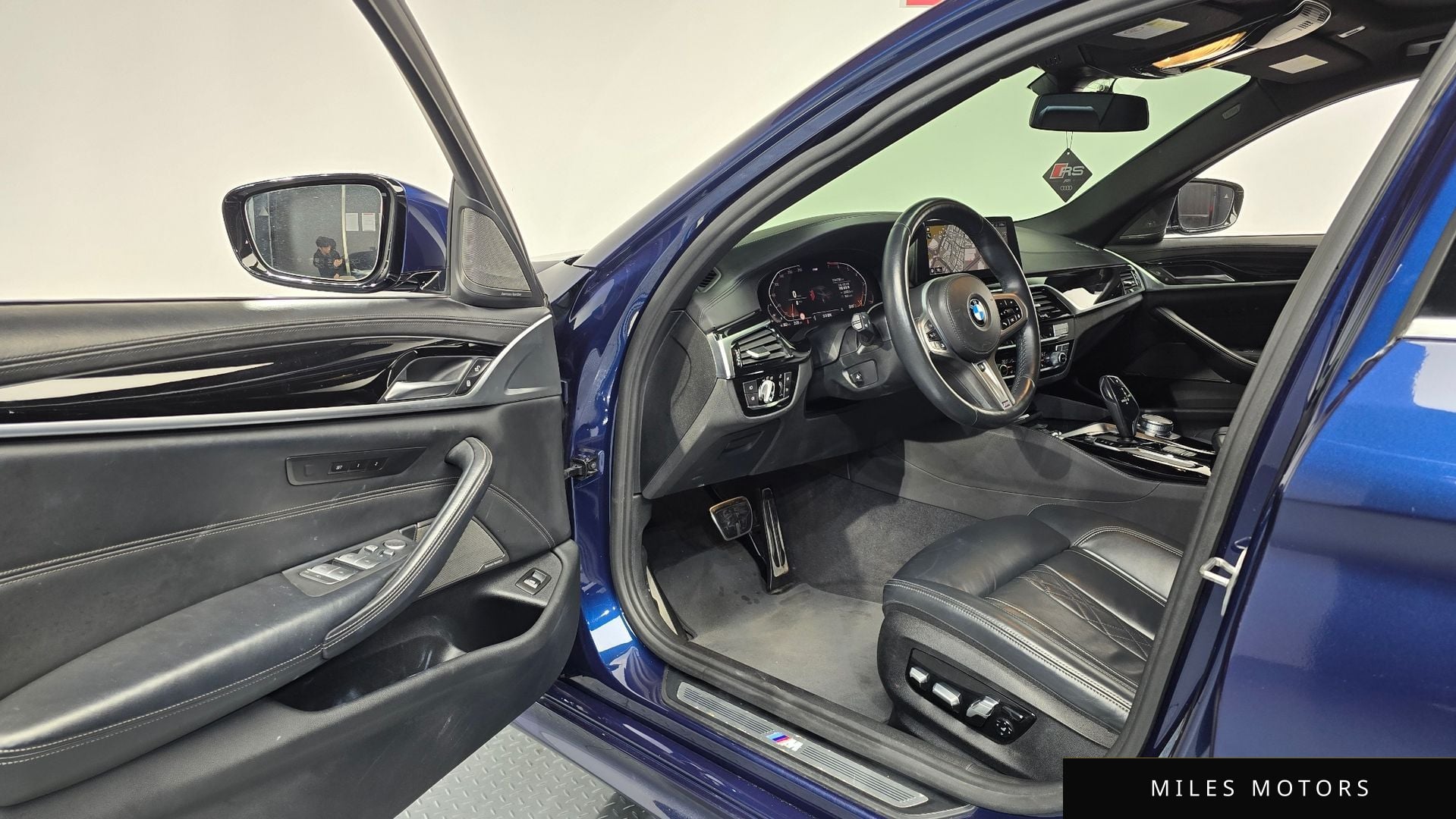 BMW 5 Series (G30) 2020 — миниатюра 10
