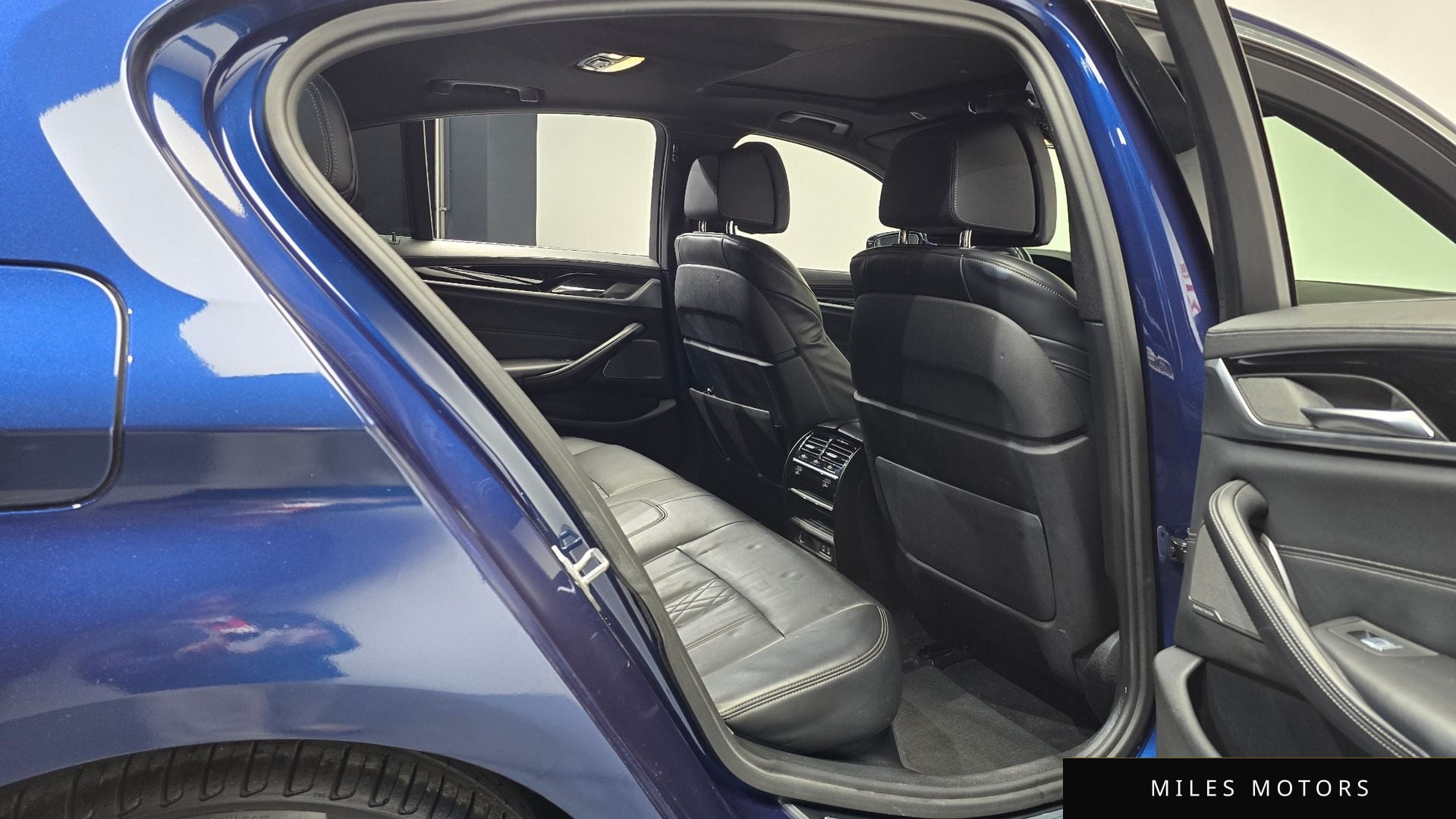 BMW 5 Series (G30) 2020 — миниатюра 11