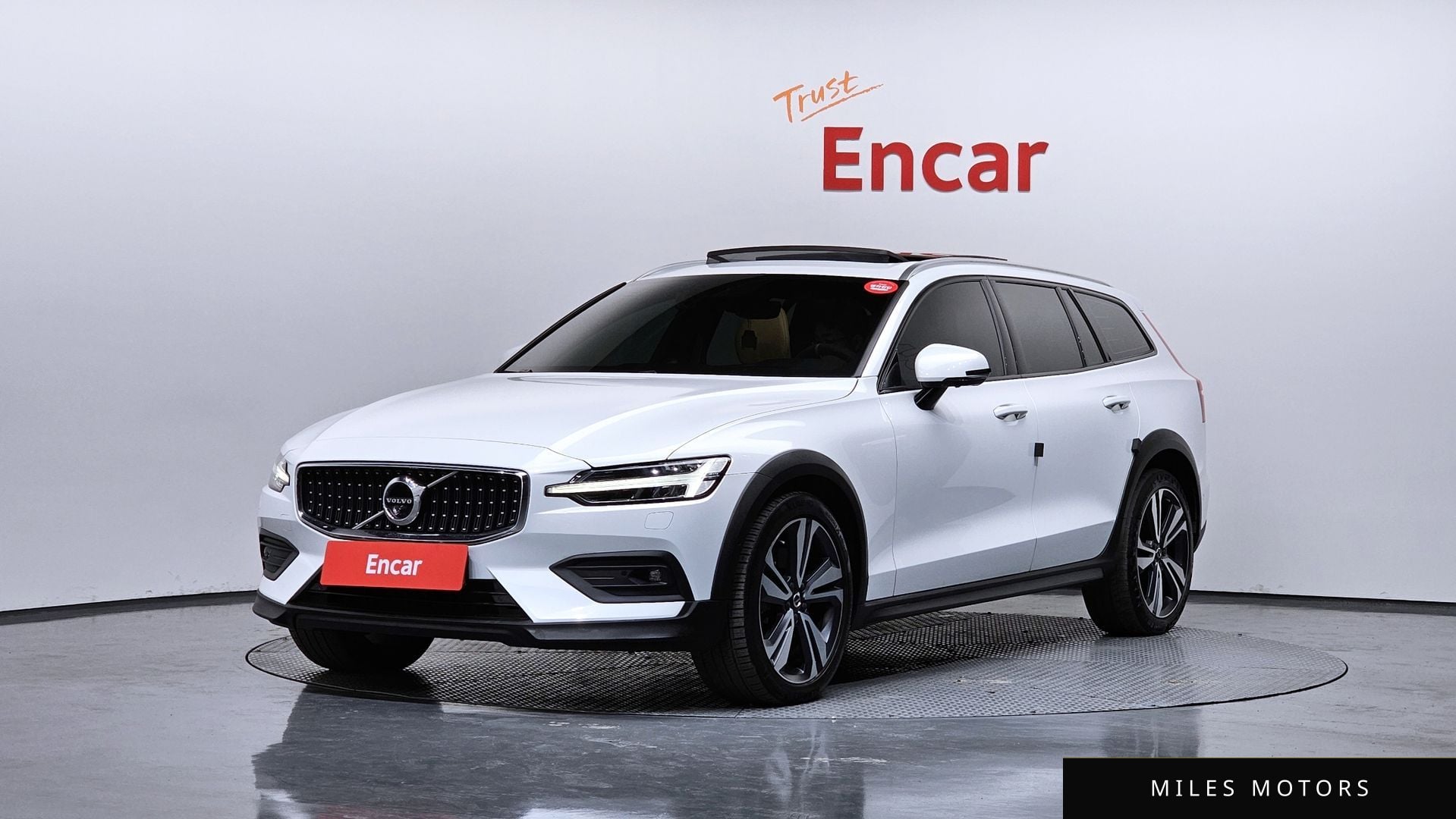 Volvo V60 2021 — фото 1 из 12