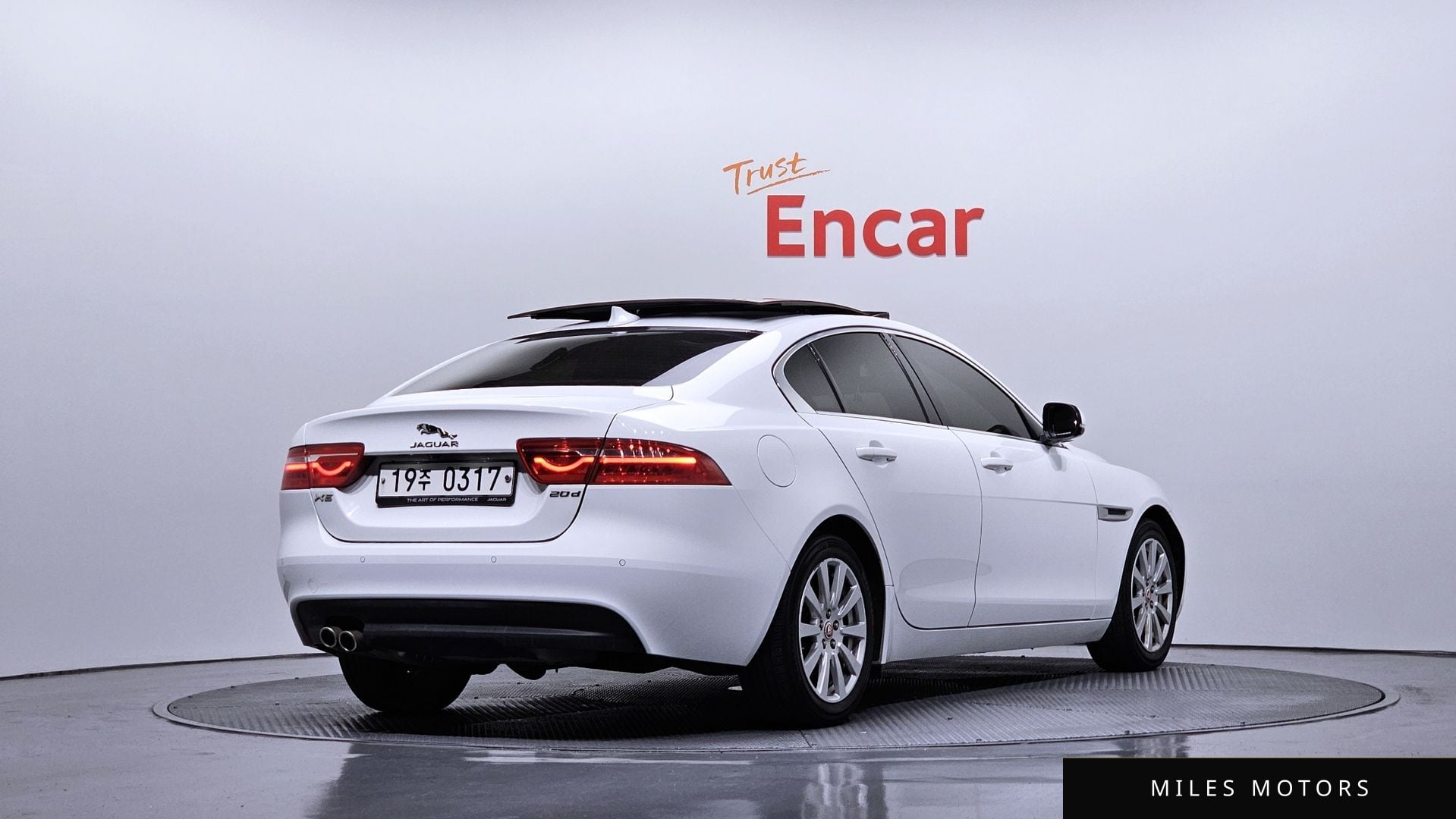 Jaguar XE 2016 — миниатюра 2