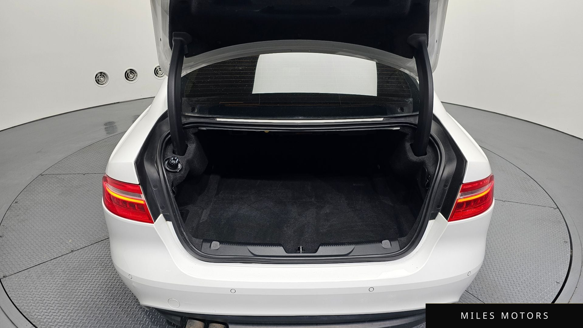 Jaguar XE 2016 — миниатюра 20