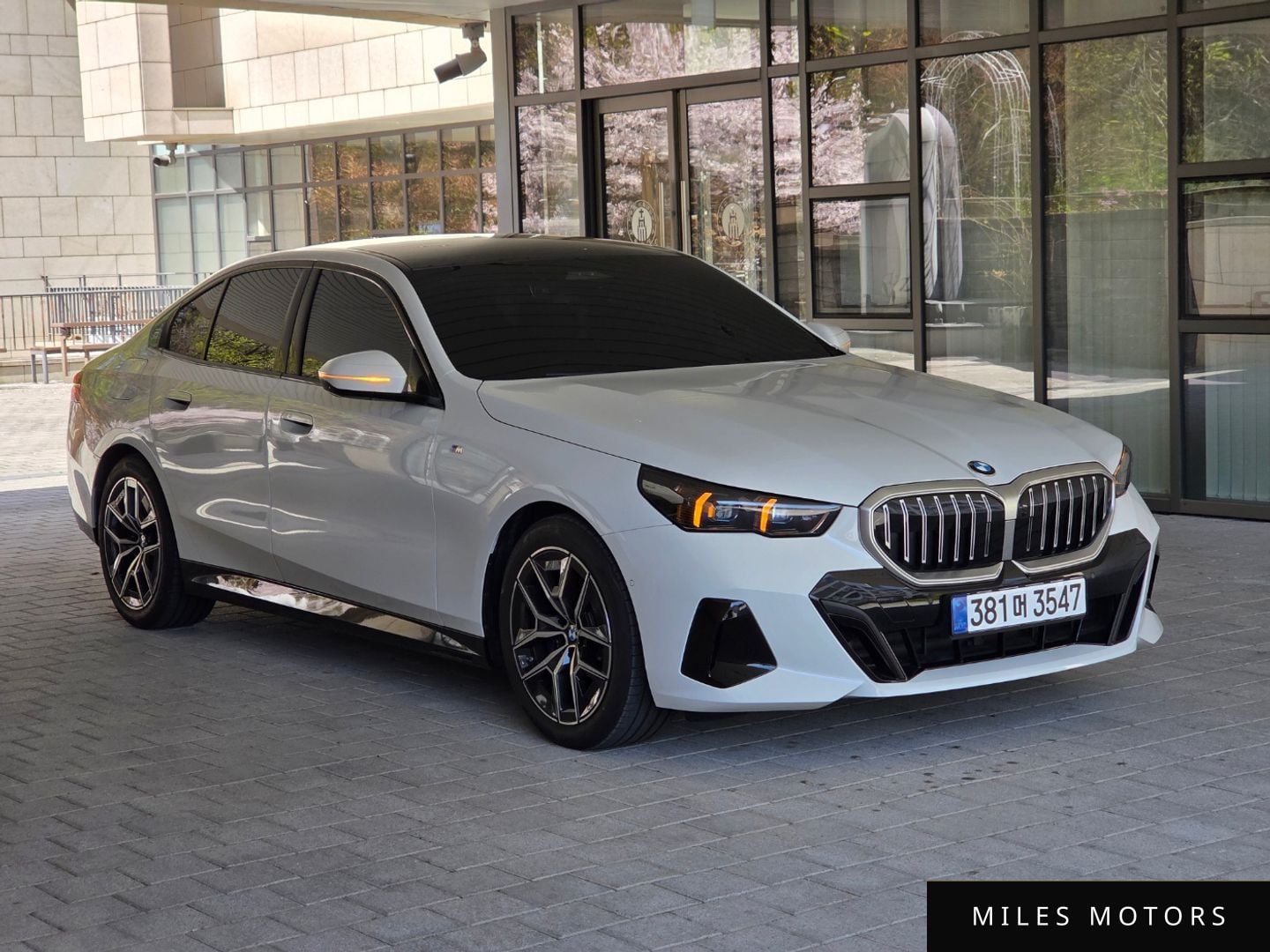 BMW 5 Series (G60) 2025 — миниатюра 9