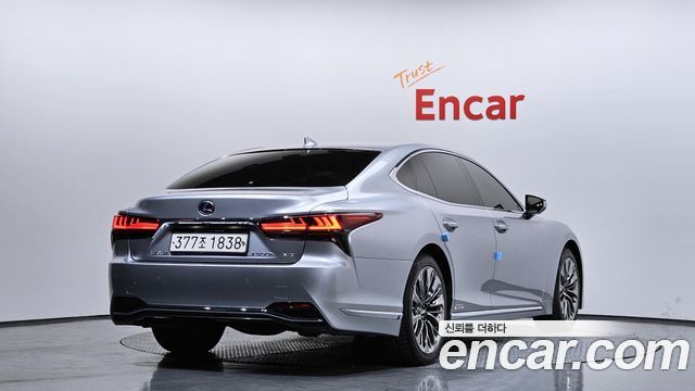 Лексус LS500h 2022 — миниатюра 2