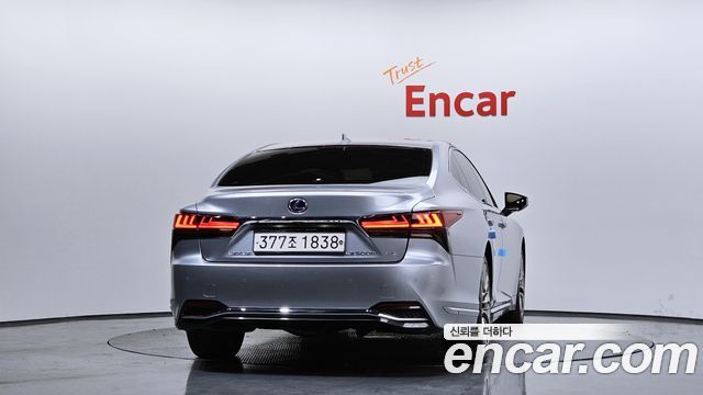 Лексус LS500h 2022 — миниатюра 4