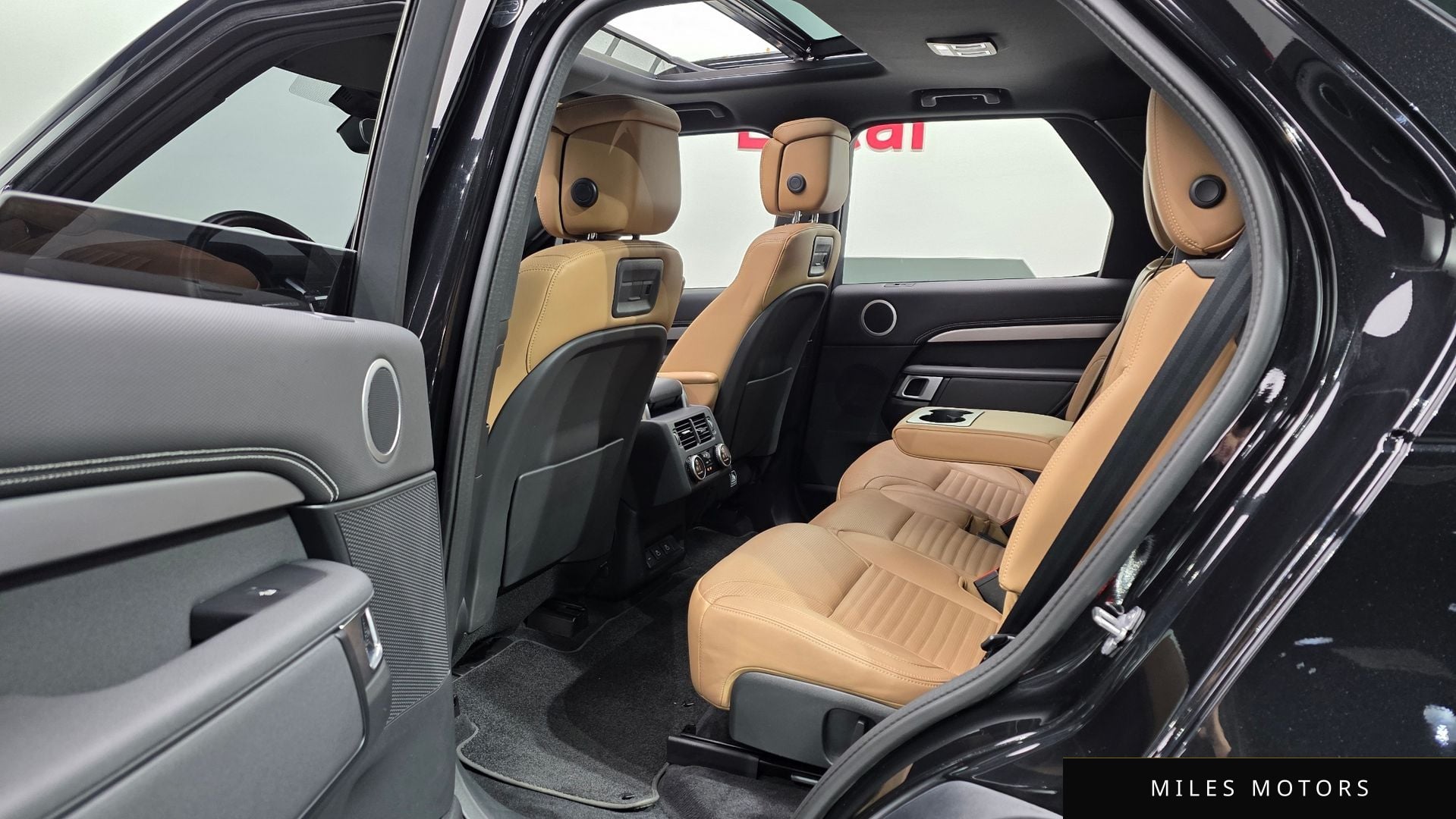 Land Rover Discovery 2023 — миниатюра 11