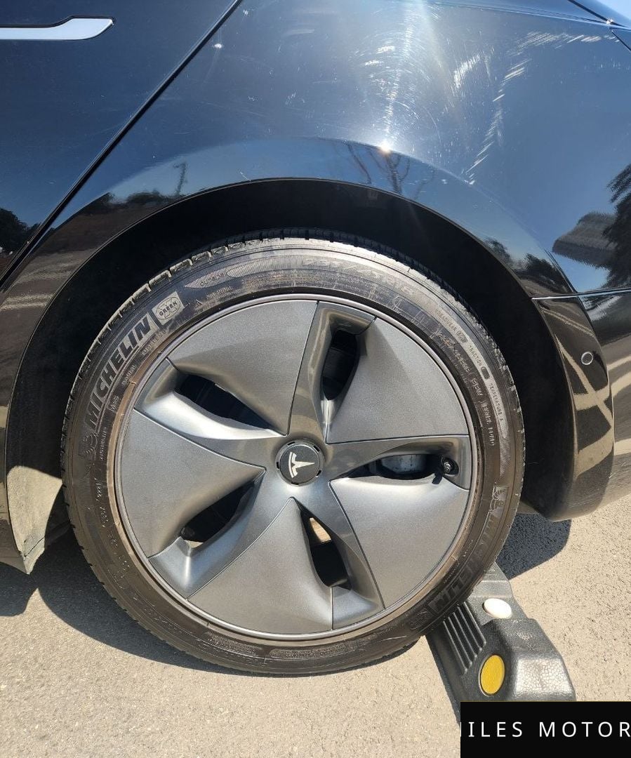 Tesla Model 3 2020 — миниатюра 5