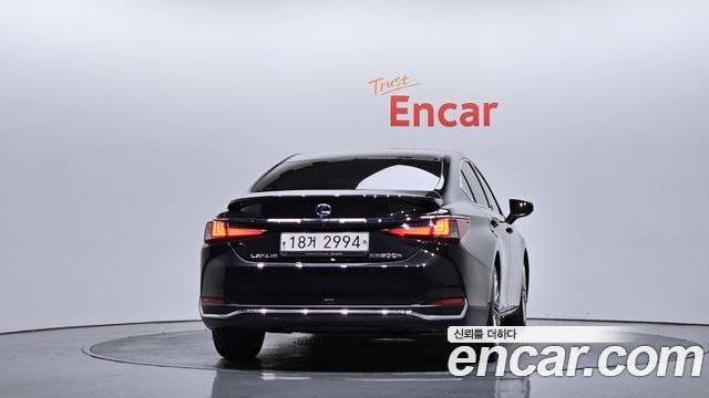 Лексус ES300h 2019 — миниатюра 4
