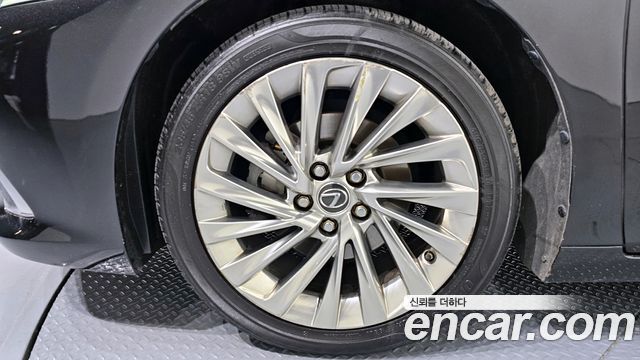Лексус ES300h 2019 — миниатюра 5