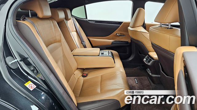 Лексус ES300h 2019 — миниатюра 11