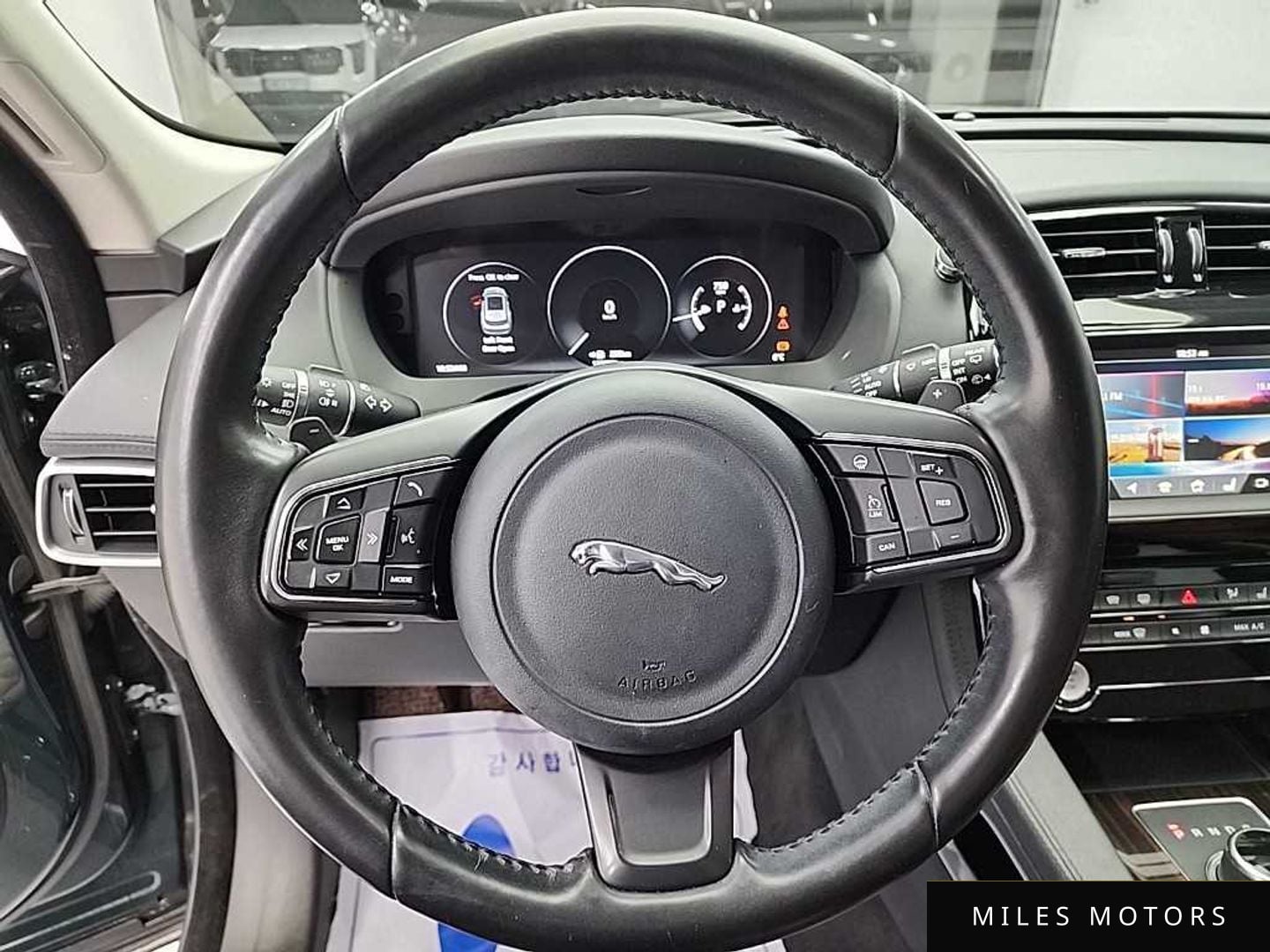 Jaguar F-PACE 2017 — миниатюра 9