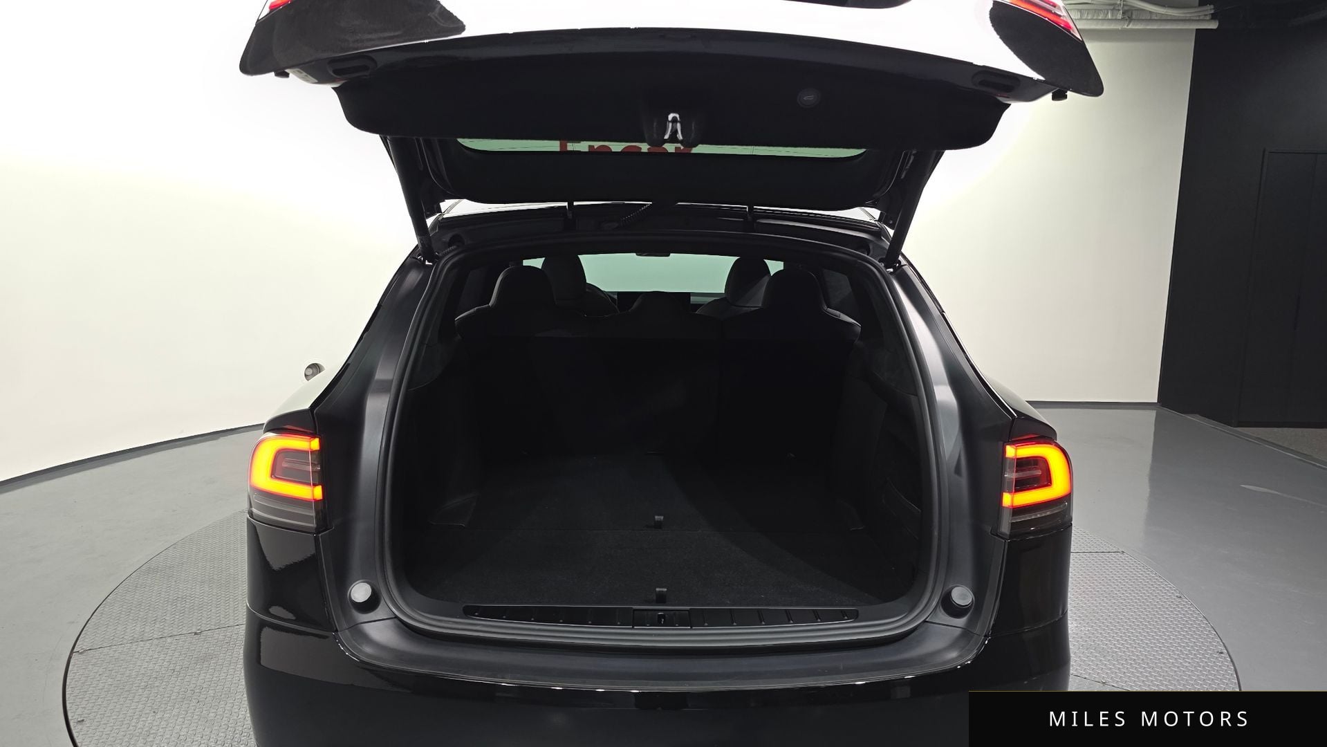 Tesla Model X 2024 — миниатюра 26