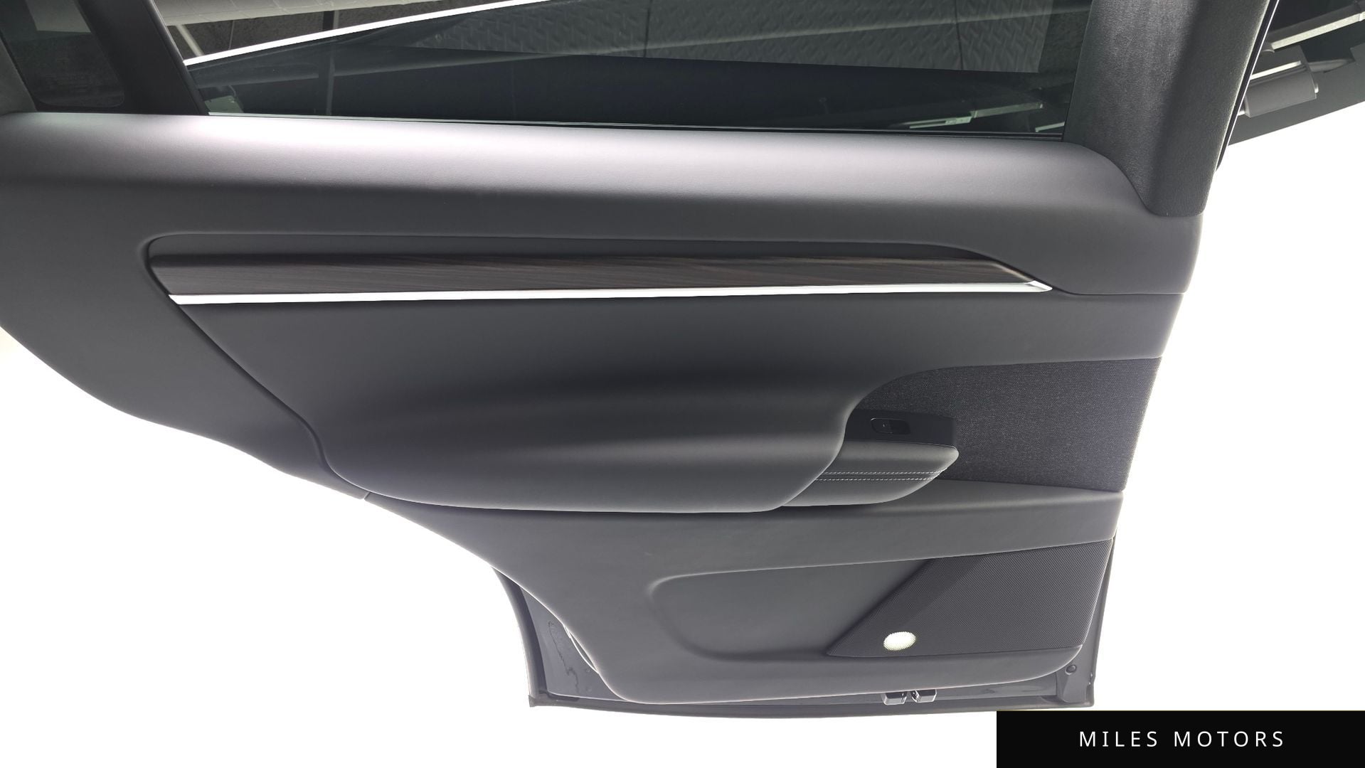 Tesla Model X 2024 — миниатюра 15