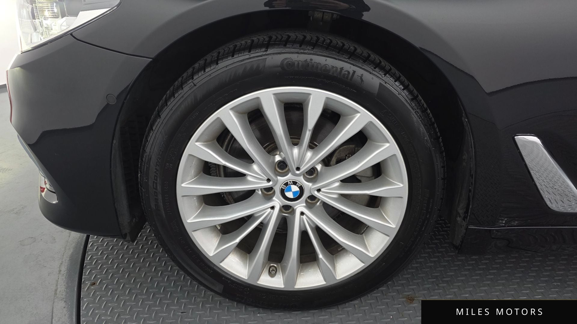 BMW 5 Series (G30) 2018 — миниатюра 5