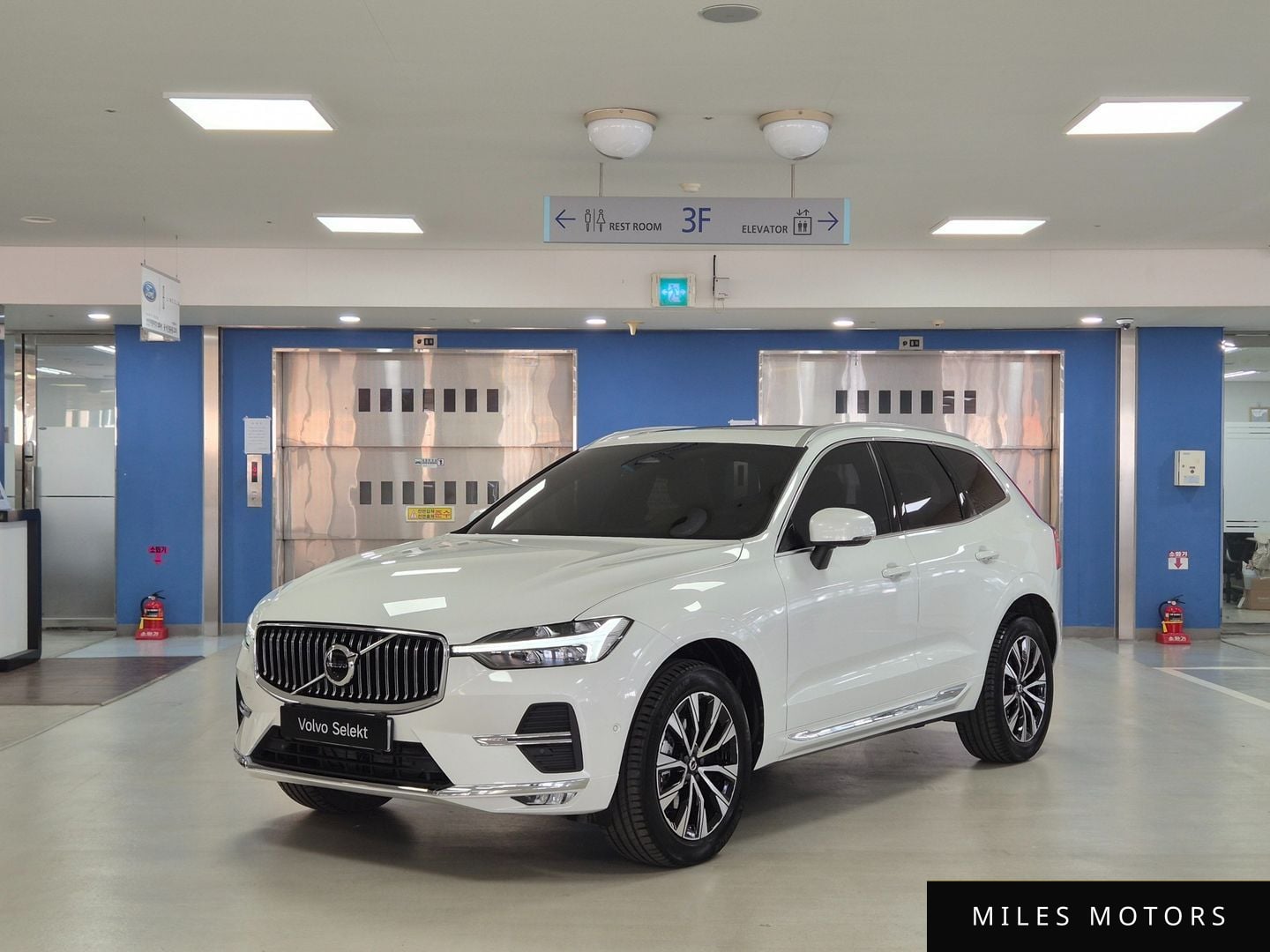 Volvo XC60 2023 — фото 1 из 12