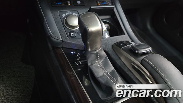 Лексус ES300h 2018 — миниатюра 12