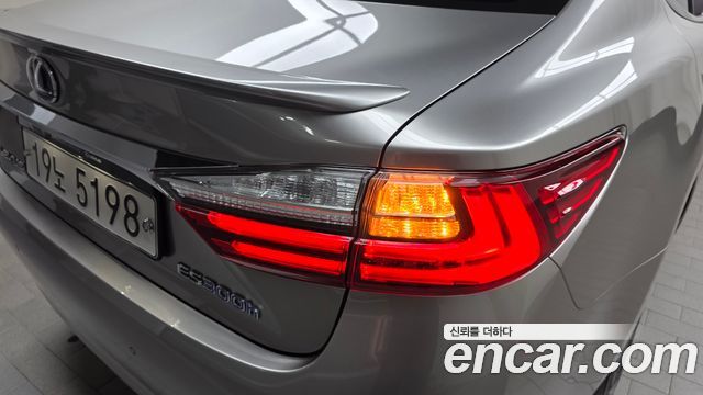 Лексус ES300h 2018 — миниатюра 9