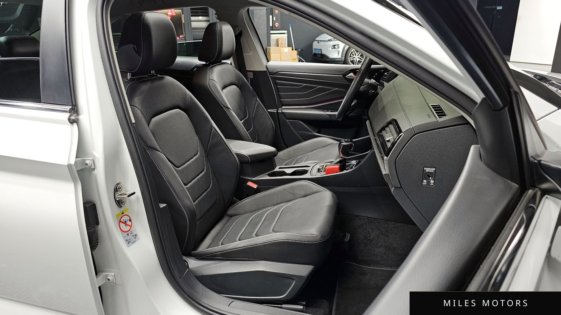 Volkswagen 제타 2023 — миниатюра 17