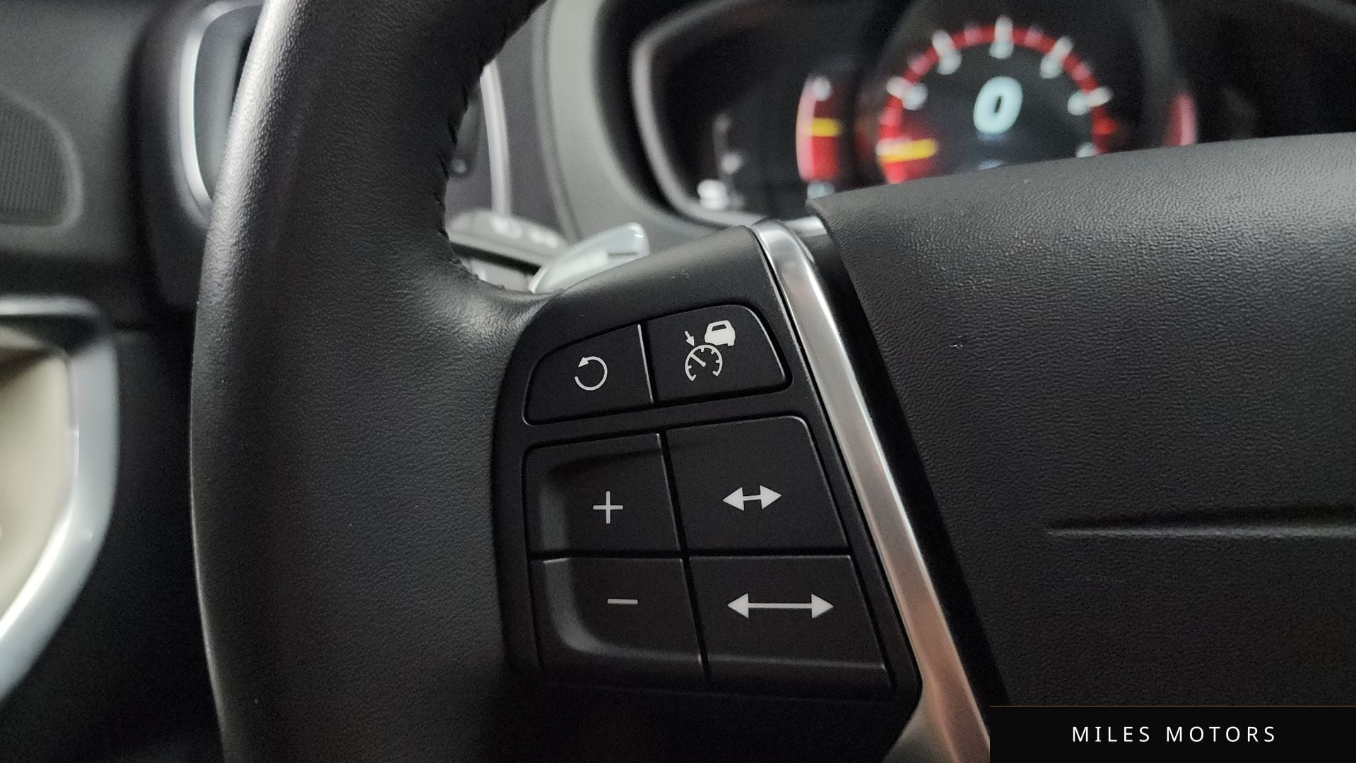 Volvo V40 크로스컨트리 2016 — миниатюра 15