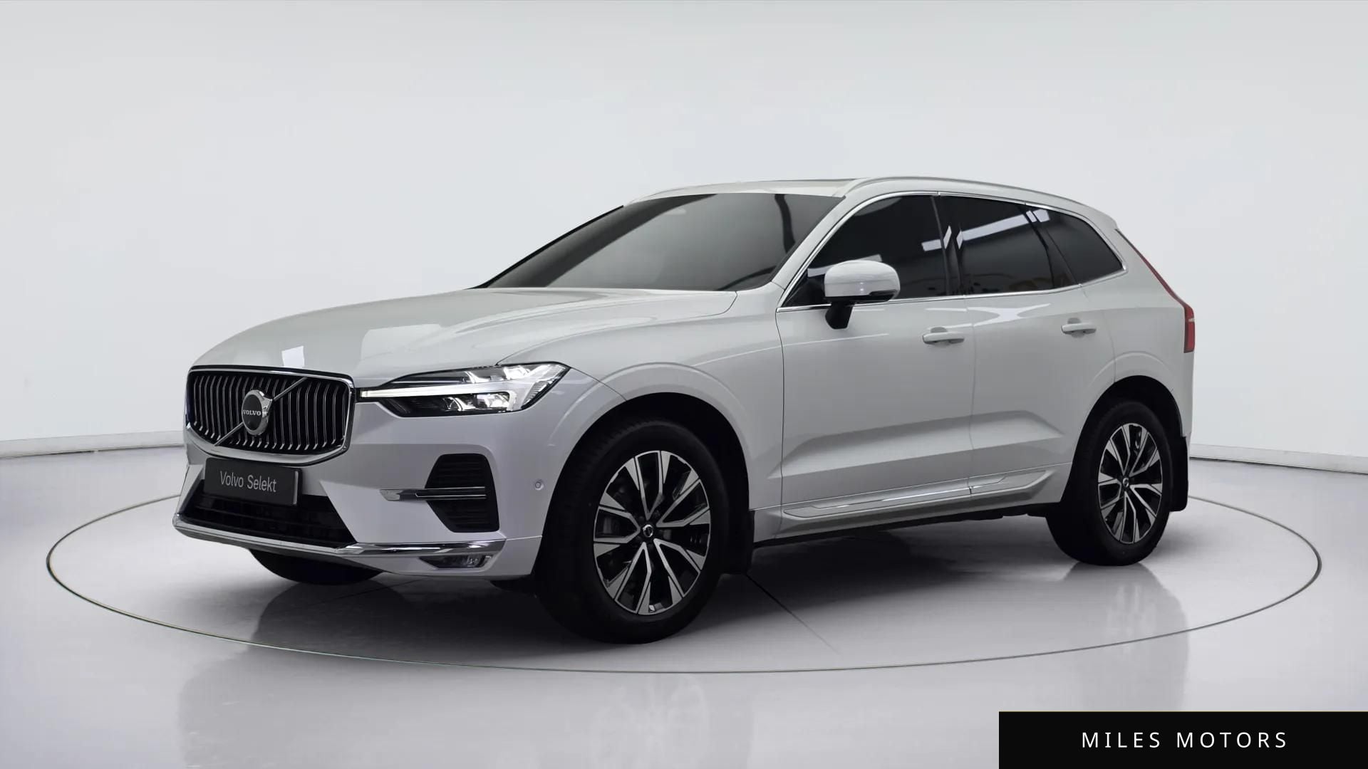 Volvo XC60 2023 — фото 1 из 12