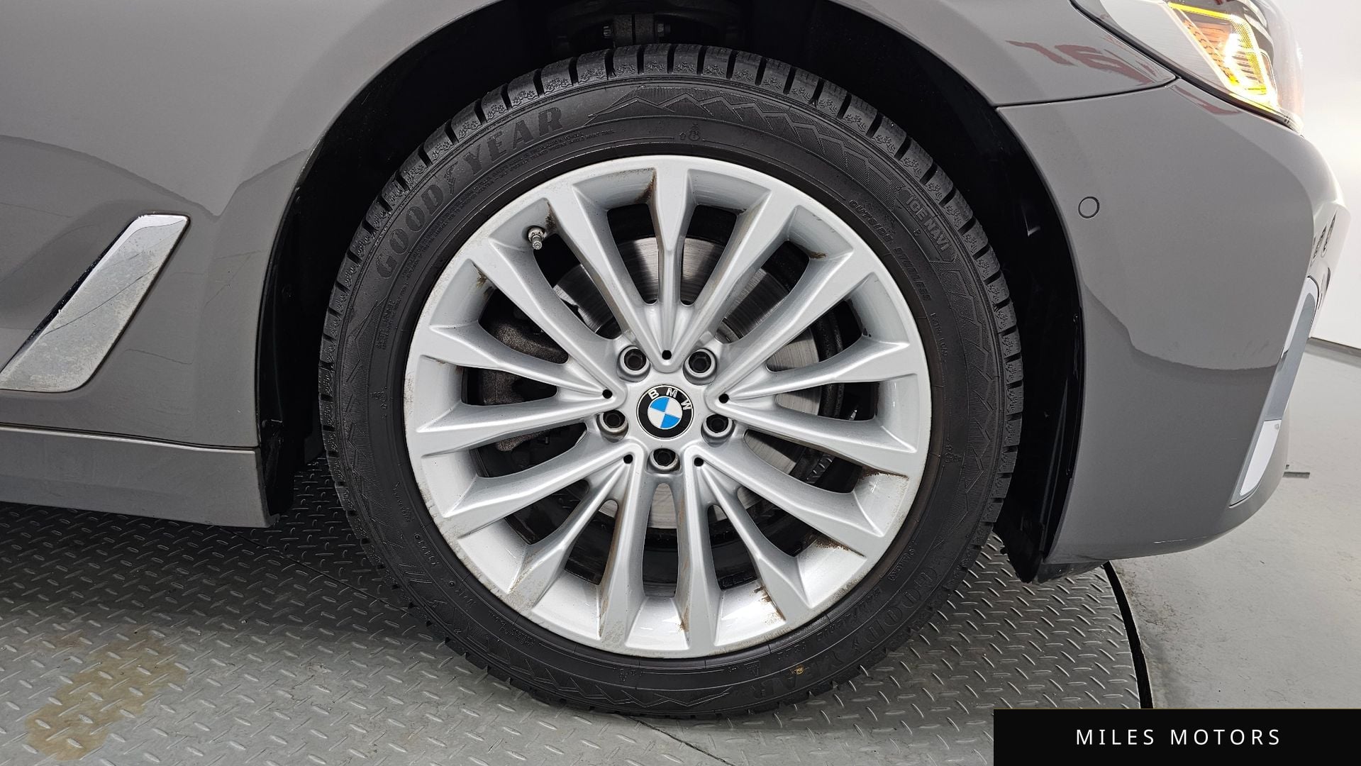 BMW 5 Series (G30) 2021 — миниатюра 4