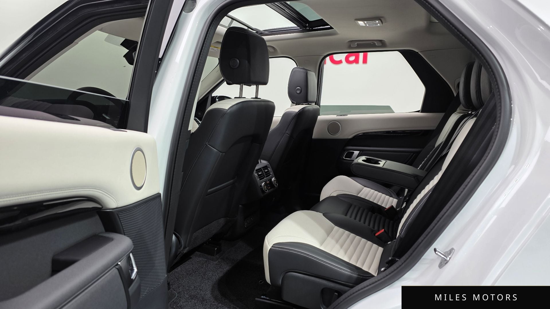 Land Rover Discovery 2025 — миниатюра 11