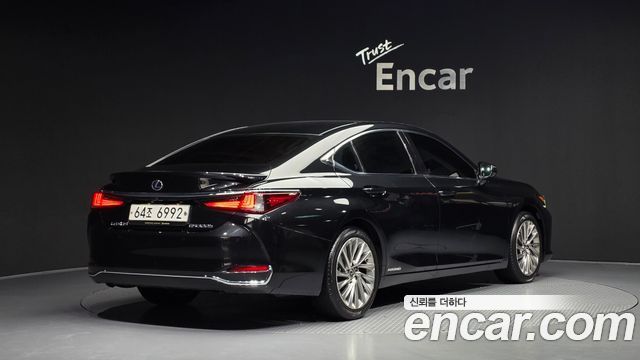 Лексус ES300h 2019 — миниатюра 2