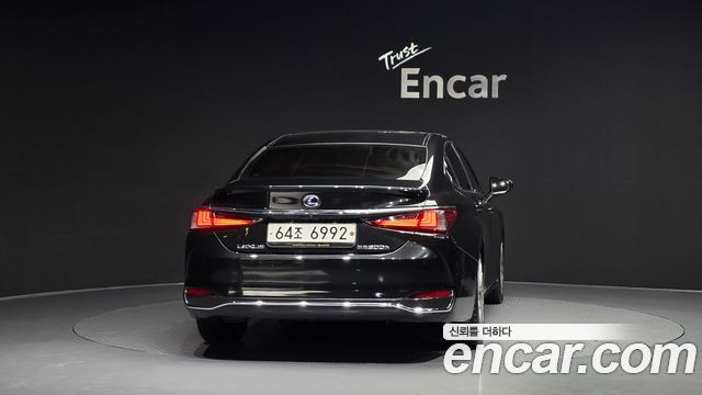 Лексус ES300h 2019 — миниатюра 4