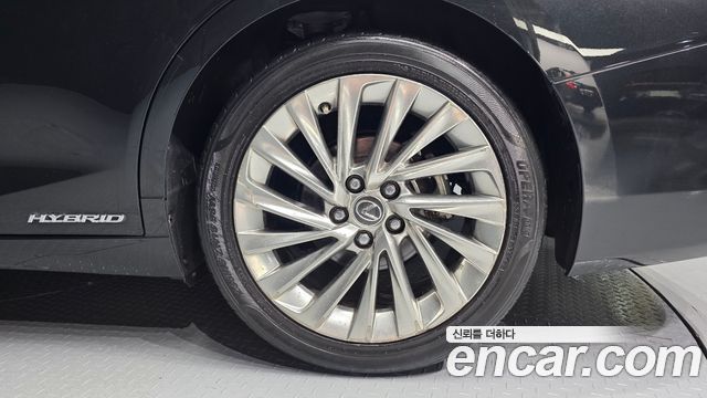 Лексус ES300h 2019 — миниатюра 5