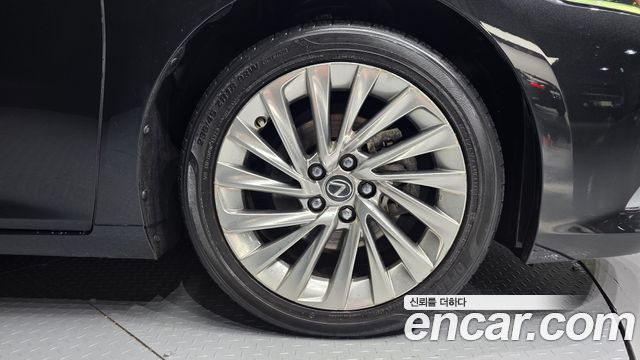 Лексус ES300h 2019 — миниатюра 7