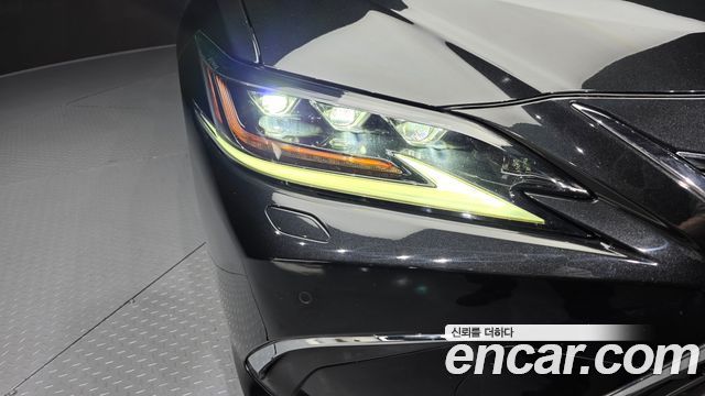 Лексус ES300h 2019 — миниатюра 8