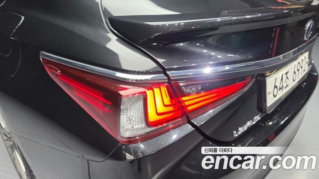 Лексус ES300h 2019 — миниатюра 9