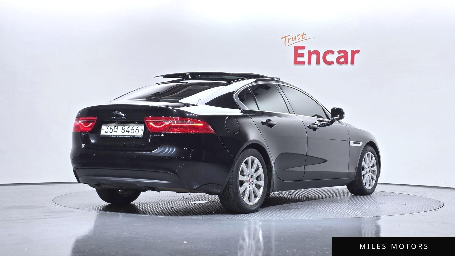 Jaguar XE 2017 — миниатюра 2