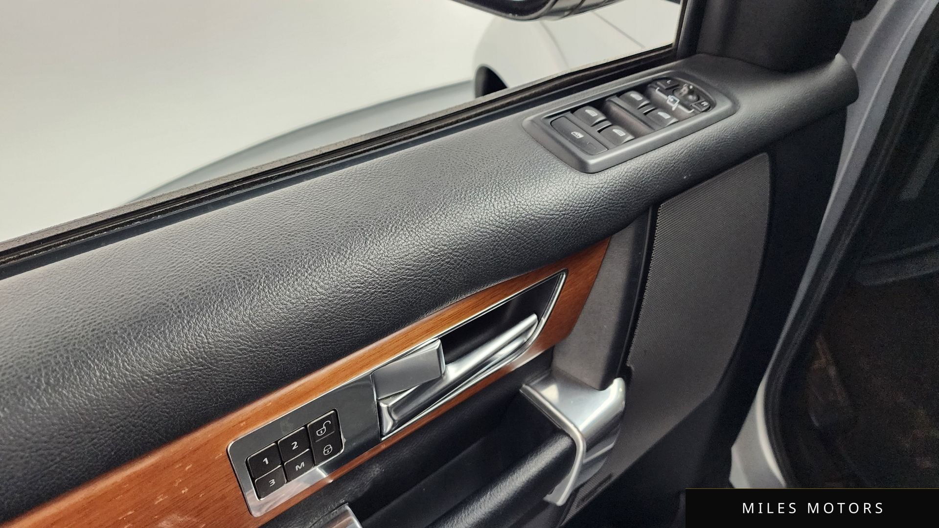 Land Rover Discovery 2015 — миниатюра 17