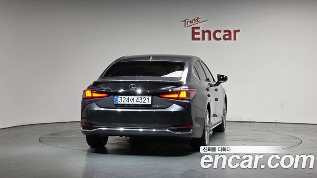 Лексус ES300h 2026 — миниатюра 3