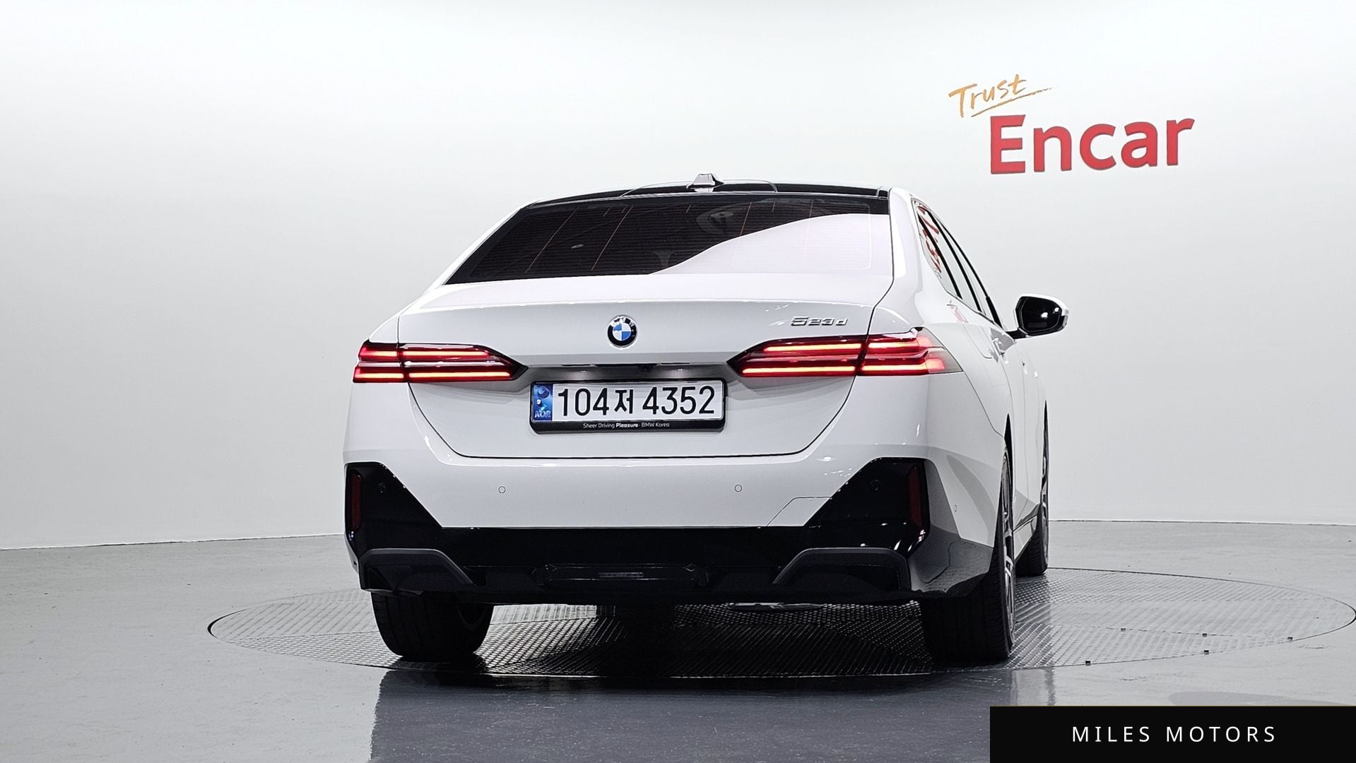 BMW 5 Series (G60) 2024 — миниатюра 4