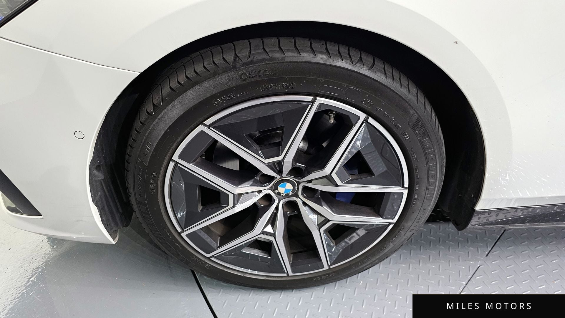 BMW 5 Series (G60) 2024 — миниатюра 5