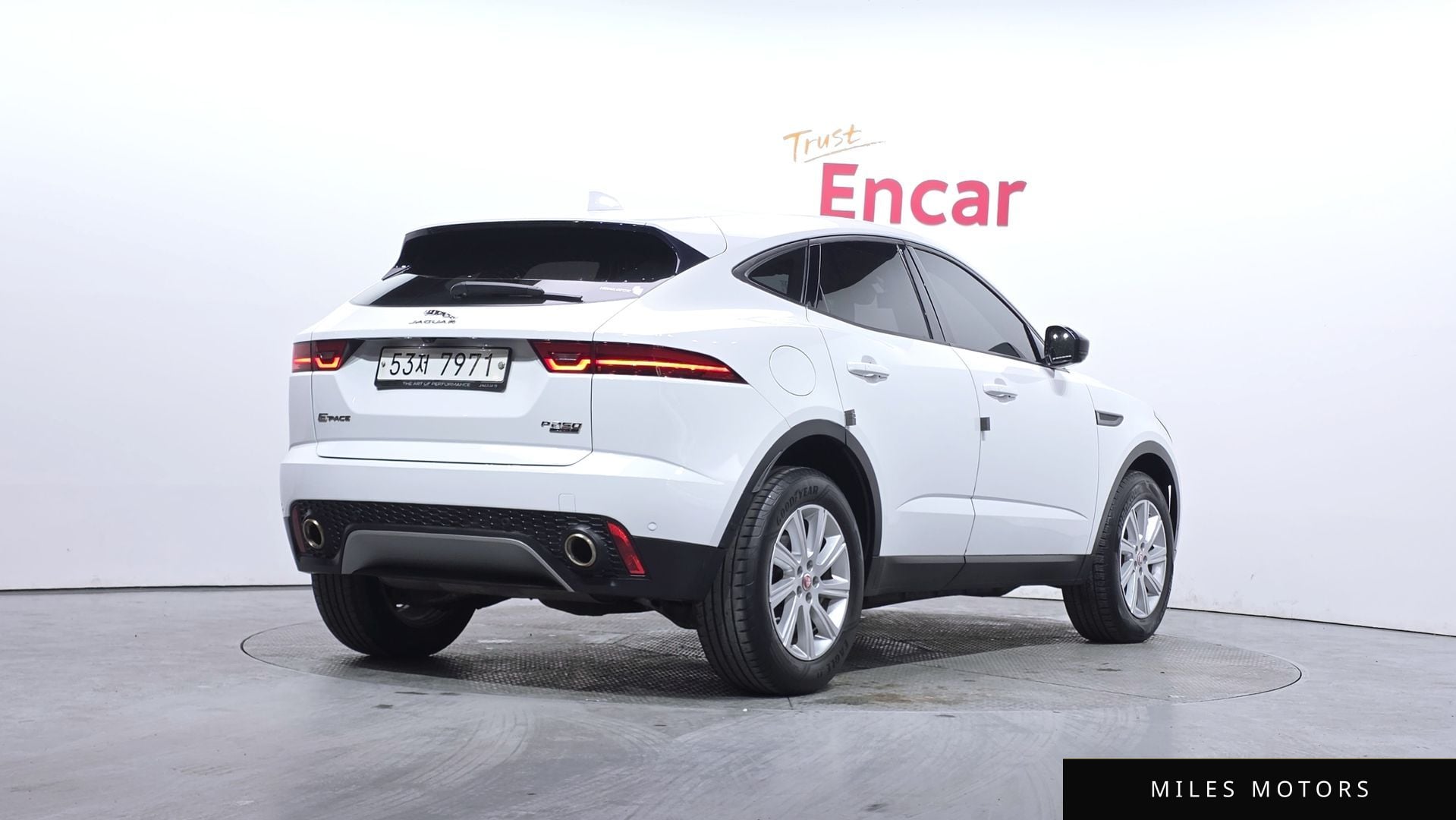 Jaguar E-PACE 2018 — миниатюра 2