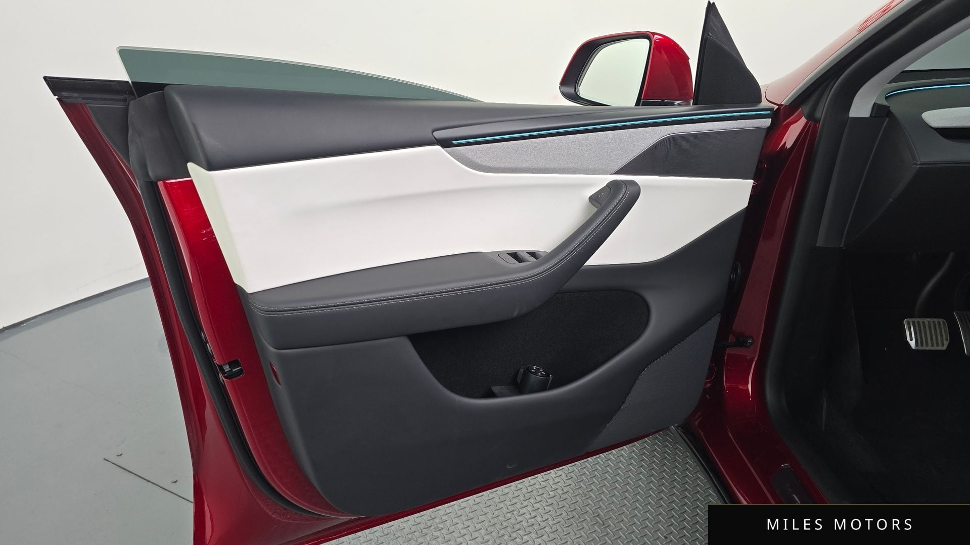 Tesla Model Y 2025 — миниатюра 14
