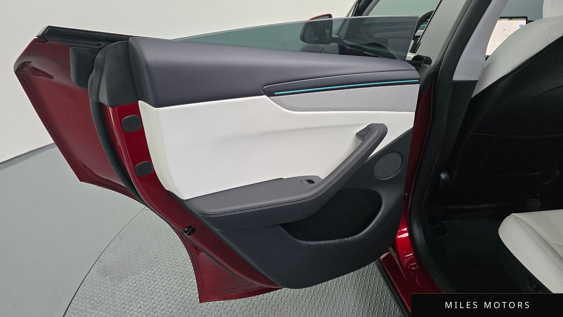 Tesla Model Y 2025 — миниатюра 15