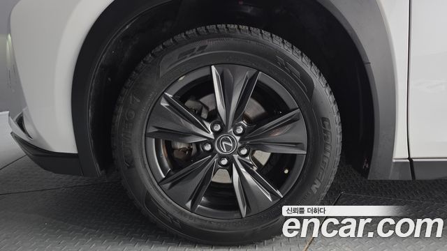 Лексус UX250h 2020 — миниатюра 5